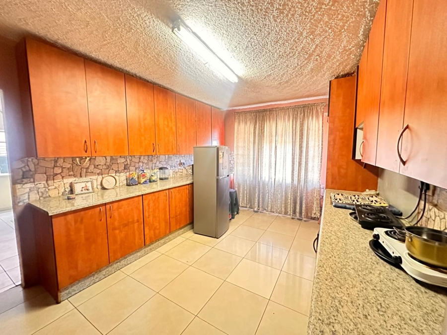 6 Bedroom Property for Sale in Lenasia Ext 2 Gauteng