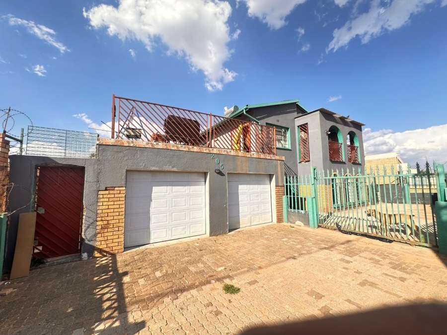 6 Bedroom Property for Sale in Lenasia Ext 2 Gauteng