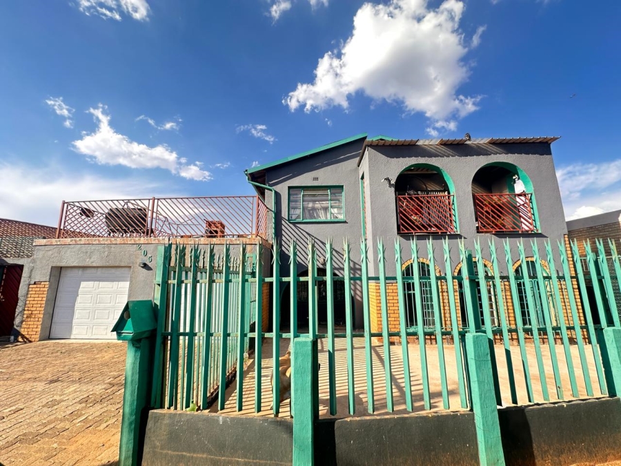 6 Bedroom Property for Sale in Lenasia Ext 2 Gauteng