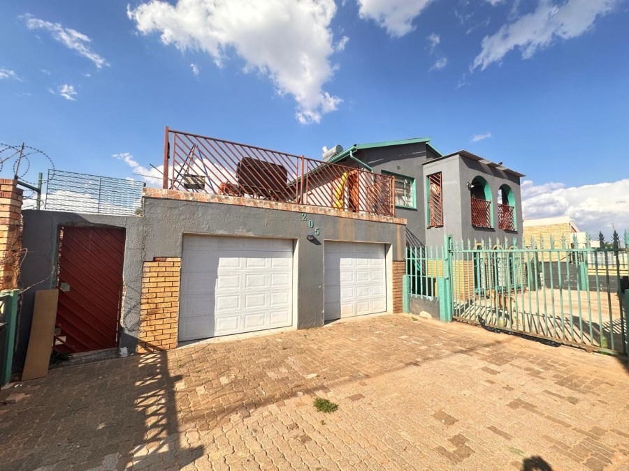 6 Bedroom Property for Sale in Lenasia Ext 2 Gauteng