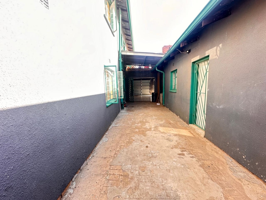 6 Bedroom Property for Sale in Lenasia Ext 2 Gauteng