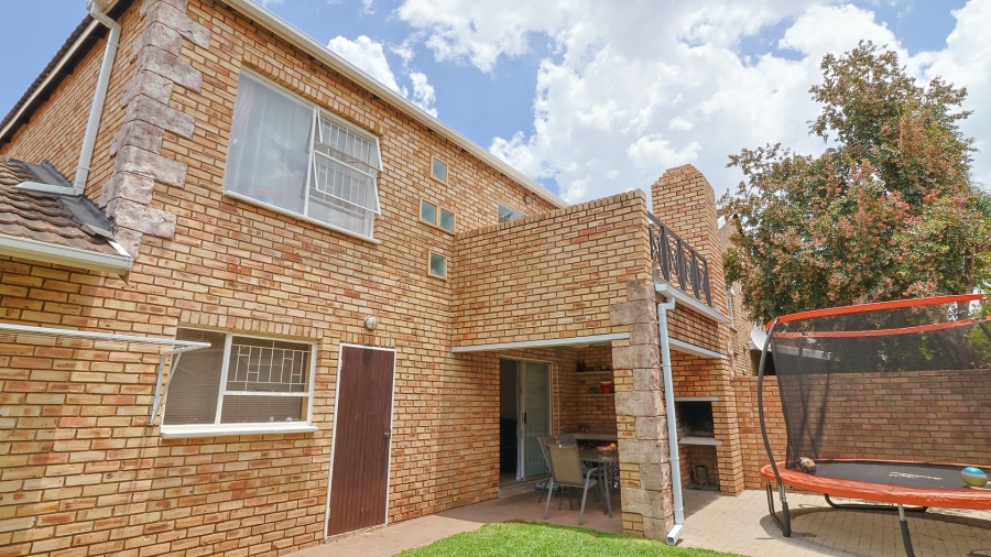 3 Bedroom Property for Sale in Wilgeheuwel Gauteng