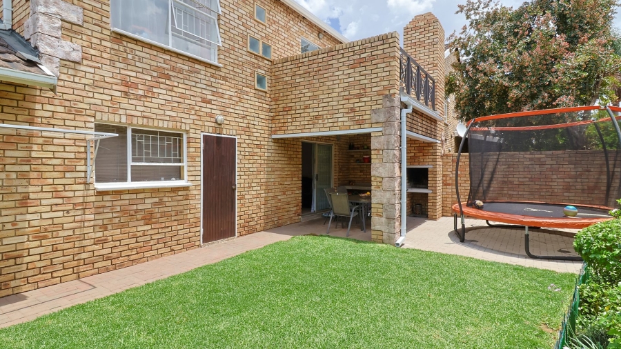 3 Bedroom Property for Sale in Wilgeheuwel Gauteng