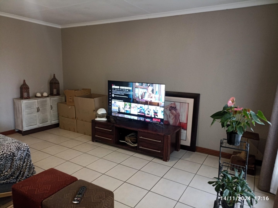 To Let 2 Bedroom Property for Rent in Sonneglans Gauteng