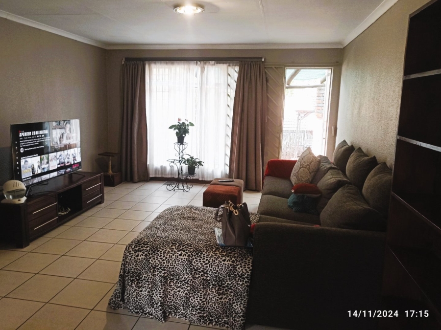 To Let 2 Bedroom Property for Rent in Sonneglans Gauteng