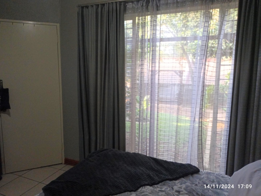 To Let 2 Bedroom Property for Rent in Sonneglans Gauteng