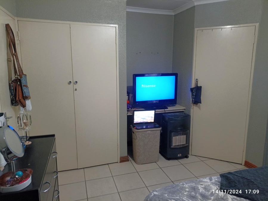 To Let 2 Bedroom Property for Rent in Sonneglans Gauteng