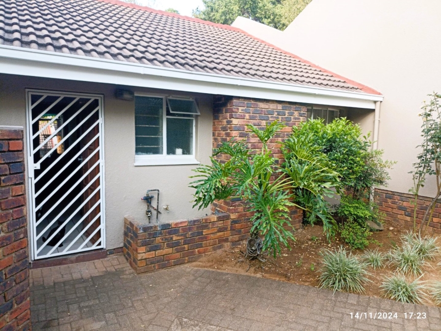 To Let 2 Bedroom Property for Rent in Sonneglans Gauteng