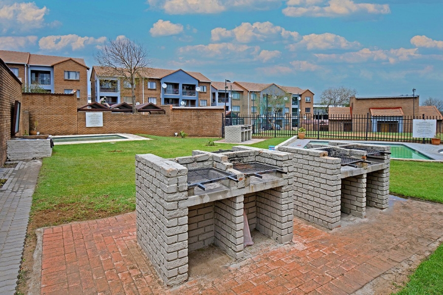 1 Bedroom Property for Sale in Vorna Valley Gauteng