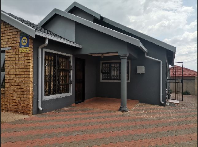 3 Bedroom Property for Sale in Clayville Gauteng