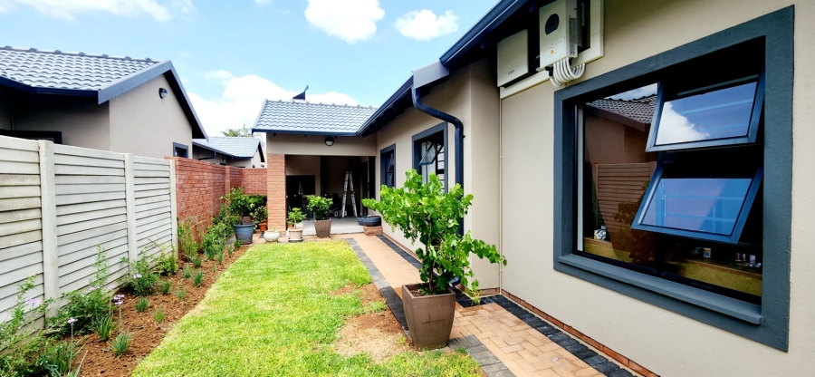 To Let 3 Bedroom Property for Rent in Waverley Gauteng