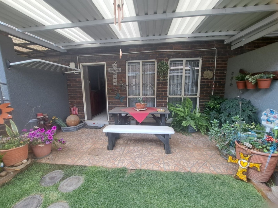 To Let 2 Bedroom Property for Rent in Dayanglen Gauteng