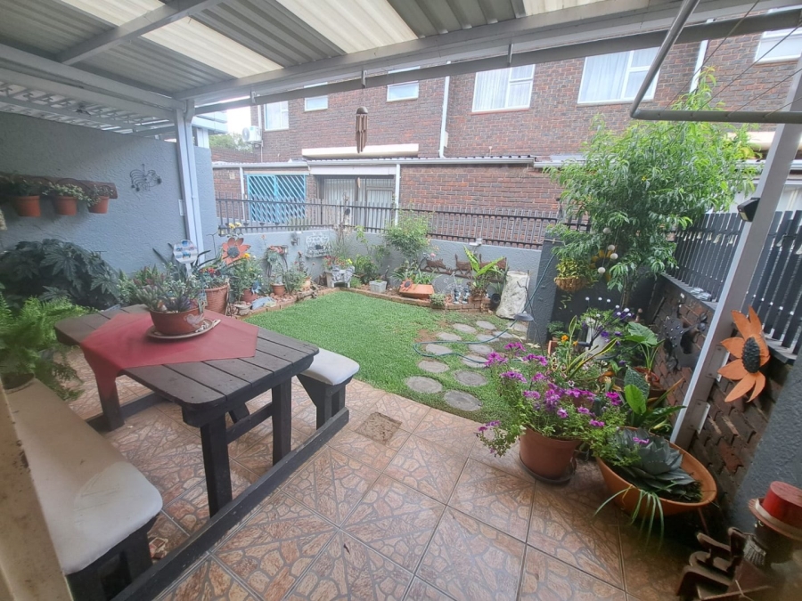 To Let 2 Bedroom Property for Rent in Dayanglen Gauteng