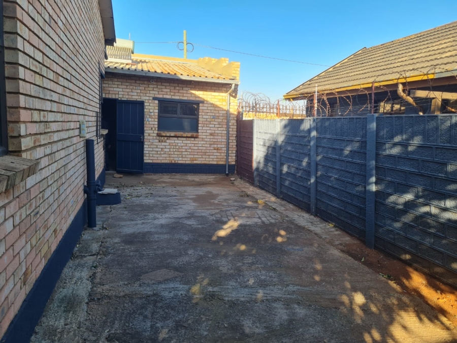 To Let 2 Bedroom Property for Rent in Lenasia Ext 11 Gauteng