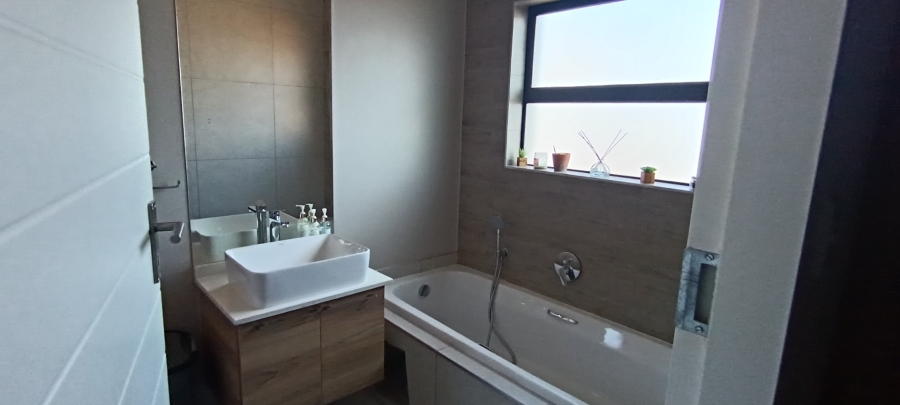 To Let 3 Bedroom Property for Rent in Louwlardia Gauteng