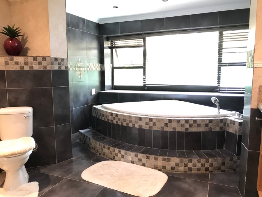 5 Bedroom Property for Sale in Morningside Manor Gauteng