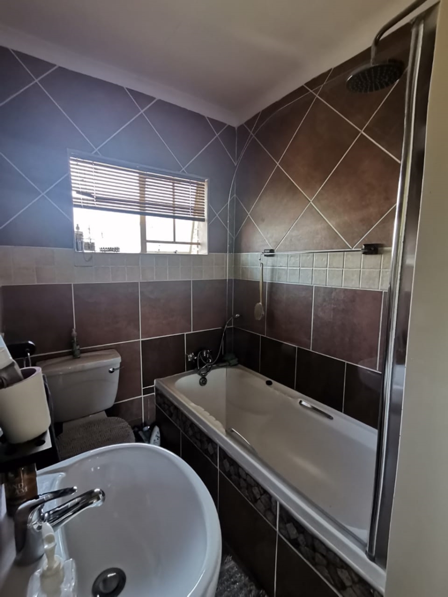 To Let 2 Bedroom Property for Rent in Noordwyk Gauteng