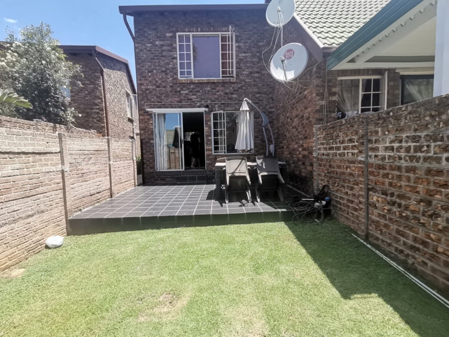 To Let 2 Bedroom Property for Rent in Noordwyk Gauteng