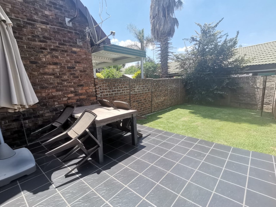 To Let 2 Bedroom Property for Rent in Noordwyk Gauteng