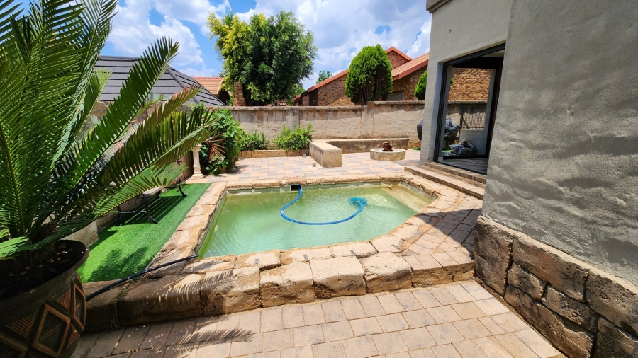 4 Bedroom Property for Sale in Amberfield Crest Estate Gauteng