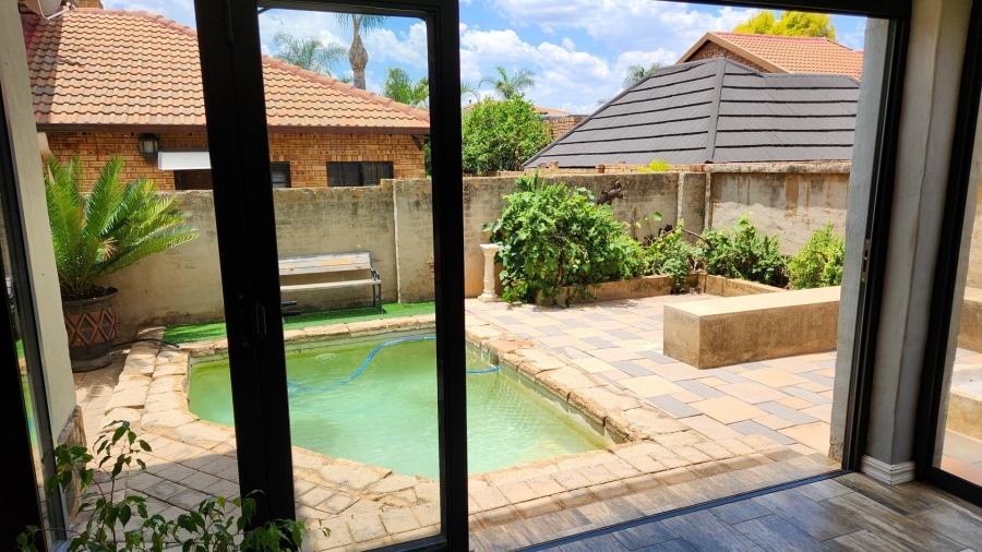 4 Bedroom Property for Sale in Amberfield Crest Estate Gauteng