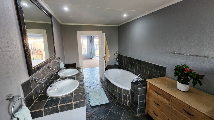 4 Bedroom Property for Sale in Amberfield Crest Estate Gauteng