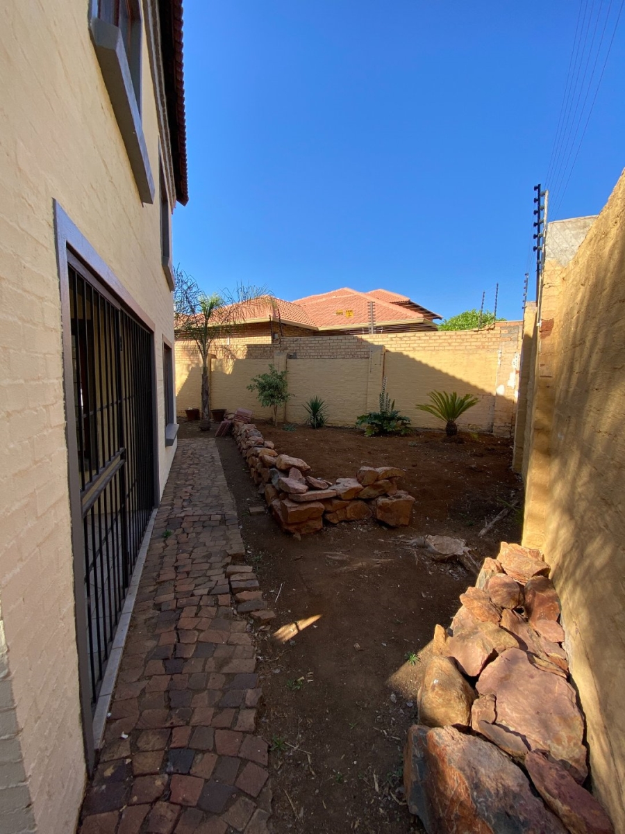 To Let 2 Bedroom Property for Rent in Equestria Gauteng