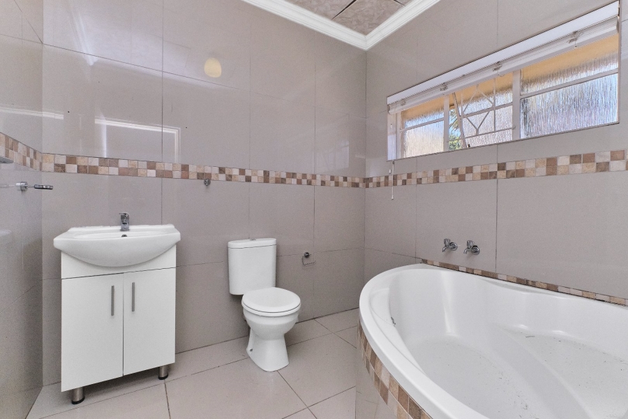 5 Bedroom Property for Sale in Quellerina Gauteng