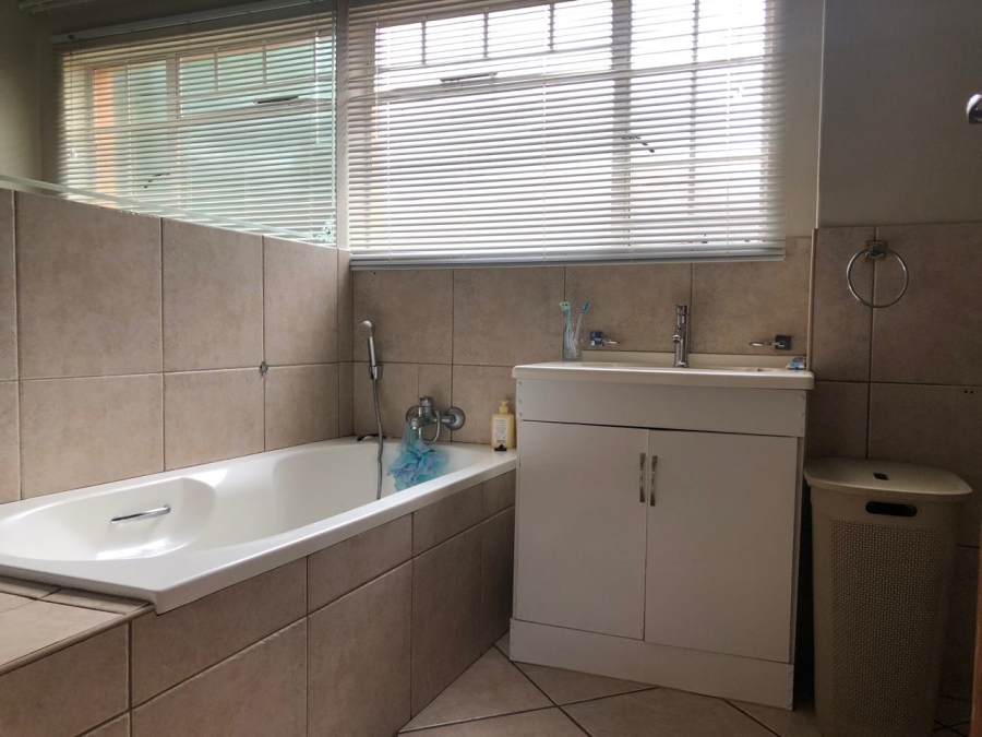 To Let 4 Bedroom Property for Rent in Wierdaglen Estate Gauteng