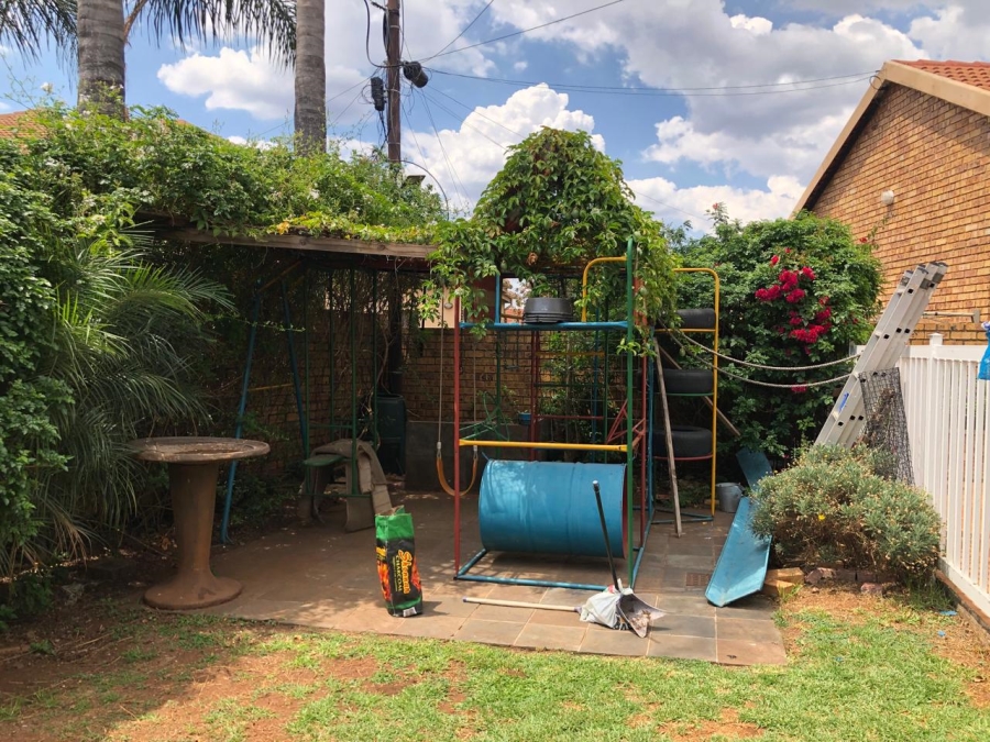 To Let 4 Bedroom Property for Rent in Wierdaglen Estate Gauteng