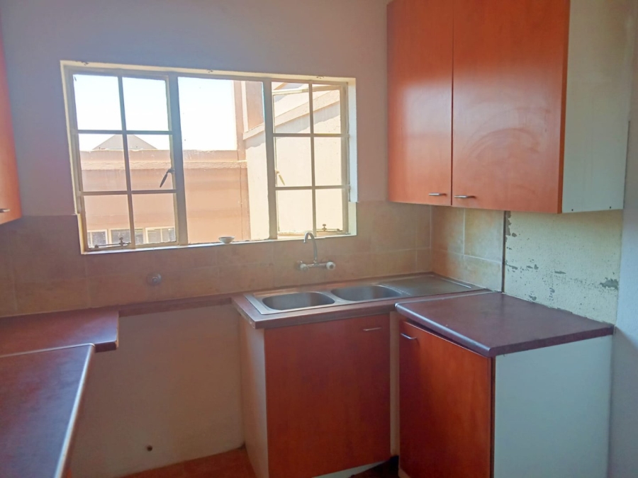 To Let 2 Bedroom Property for Rent in Vorna Valley Gauteng