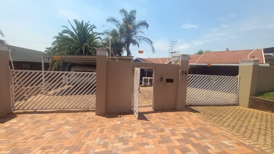 5 Bedroom Property for Sale in Rant En Dal Gauteng