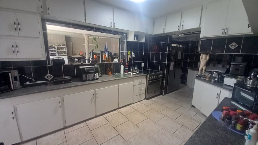 5 Bedroom Property for Sale in Rant En Dal Gauteng