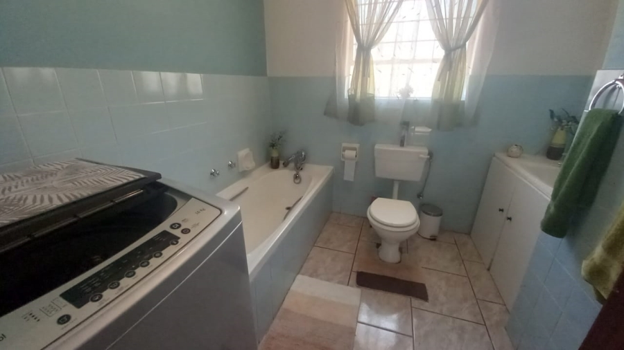 5 Bedroom Property for Sale in Rant En Dal Gauteng