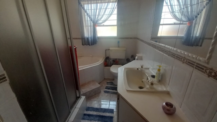 5 Bedroom Property for Sale in Rant En Dal Gauteng