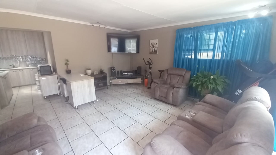 5 Bedroom Property for Sale in Rant En Dal Gauteng