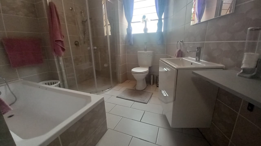 5 Bedroom Property for Sale in Rant En Dal Gauteng