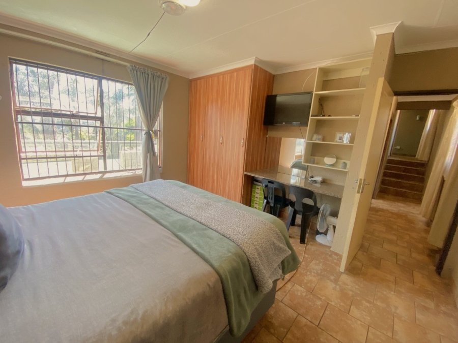 4 Bedroom Property for Sale in Roodekrans Gauteng