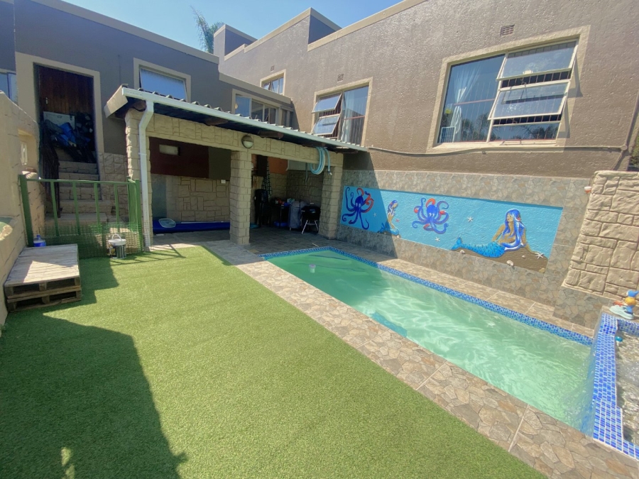 4 Bedroom Property for Sale in Roodekrans Gauteng