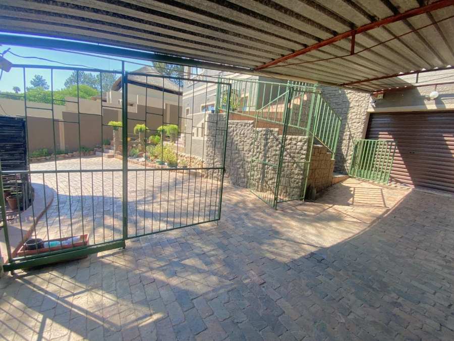 4 Bedroom Property for Sale in Roodekrans Gauteng