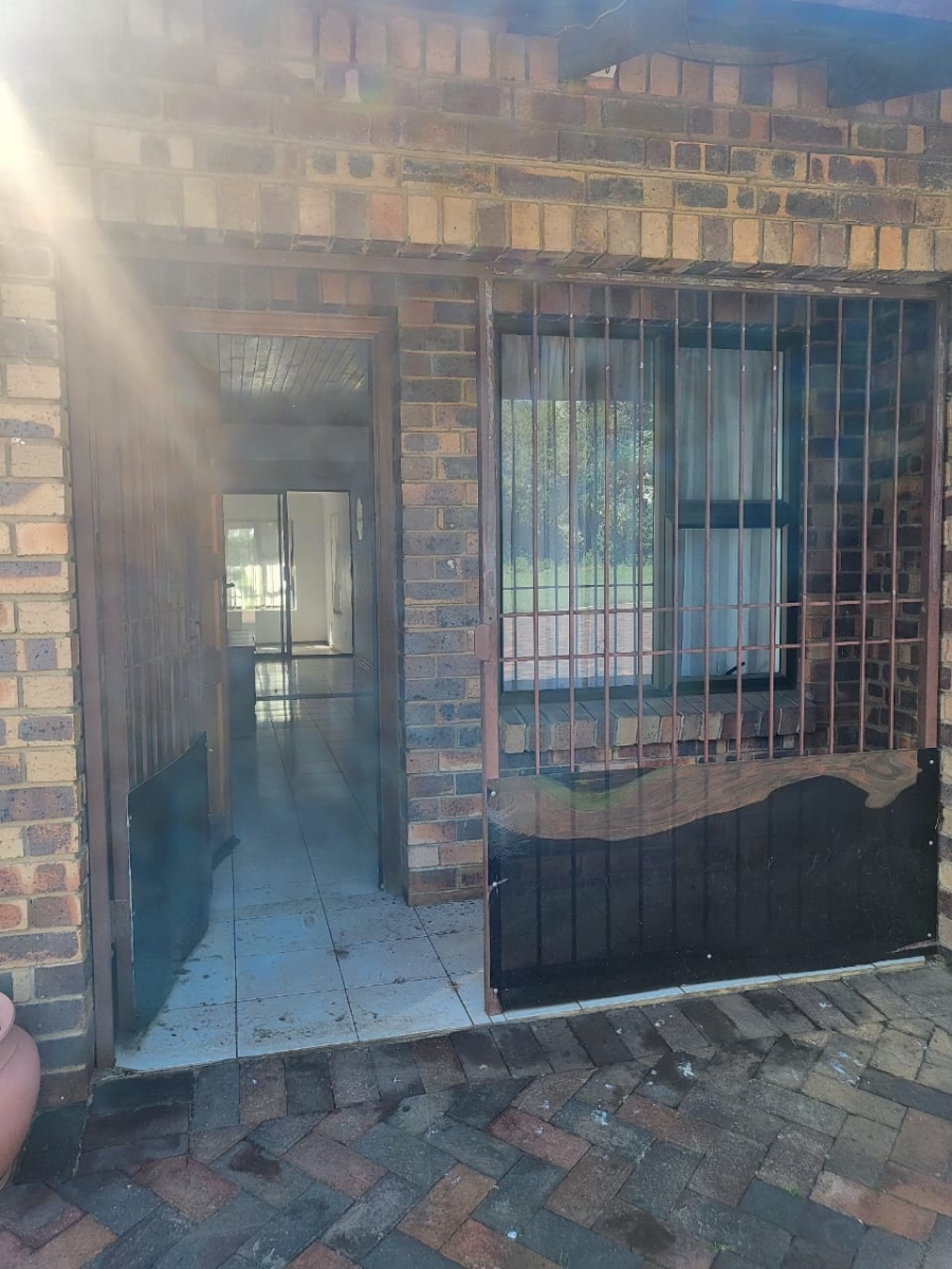 To Let 2 Bedroom Property for Rent in Ruimsig Gauteng