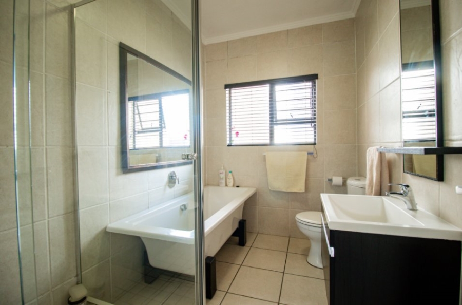 3 Bedroom Property for Sale in Greenstone Crest Gauteng