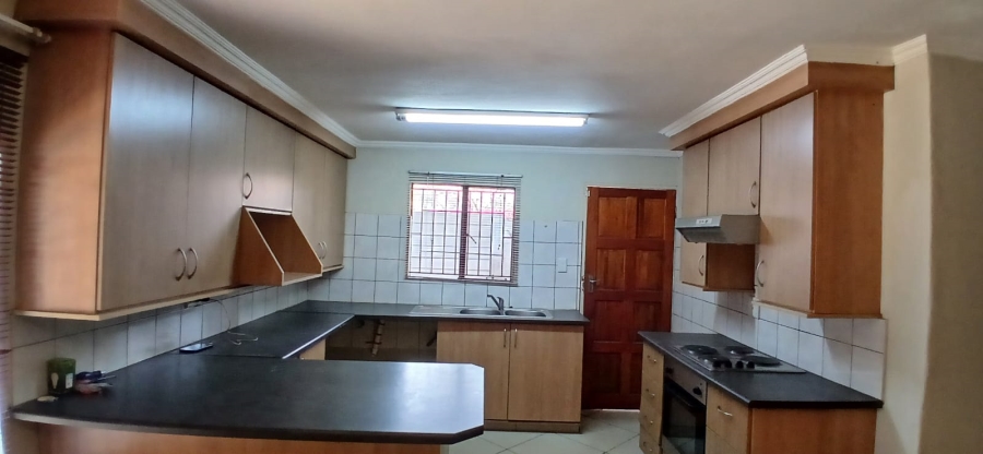 6 Bedroom Property for Sale in Heuweloord Gauteng