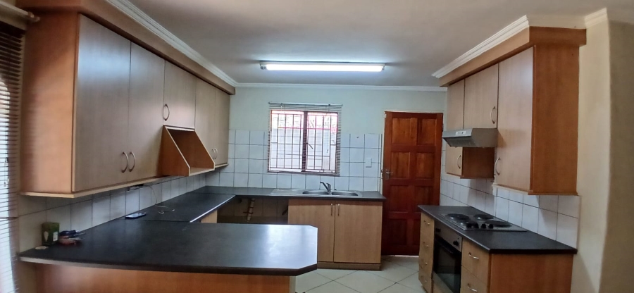 6 Bedroom Property for Sale in Heuweloord Gauteng