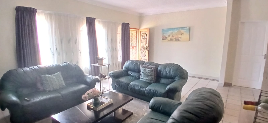 6 Bedroom Property for Sale in Heuweloord Gauteng