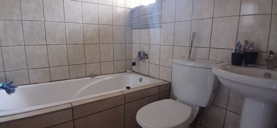 6 Bedroom Property for Sale in Heuweloord Gauteng