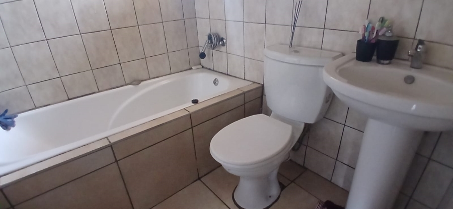 6 Bedroom Property for Sale in Heuweloord Gauteng