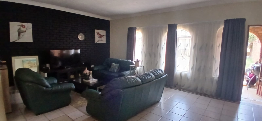 6 Bedroom Property for Sale in Heuweloord Gauteng