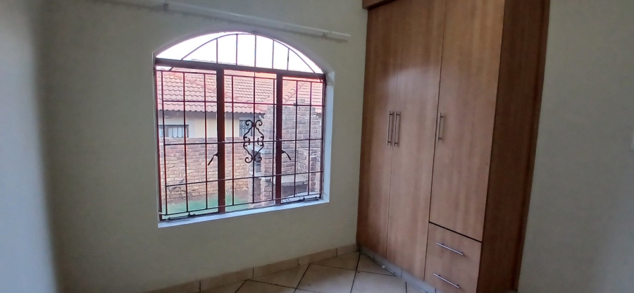 6 Bedroom Property for Sale in Heuweloord Gauteng