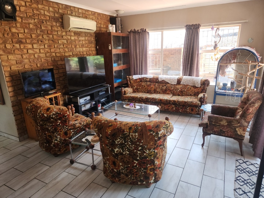 4 Bedroom Property for Sale in Rooihuiskraal Gauteng